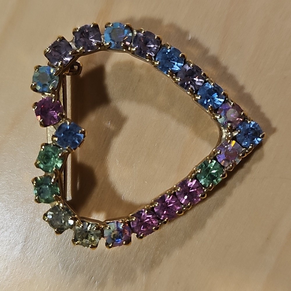Vintage Gold Tone Heart Brooch With Multicllored Stones And Uranium - Picture 3 of 4